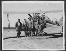 Photo de groupe prise devant l’avion de Scotty Stevenson vers 1950 où figurent, Lorenzo Blondeau,...