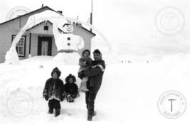 Terry Wilson et ses enfants Deborah, Suzie et Steve devant un monument de glace.