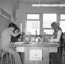 Groupe d’élèves dans une classe de science de l’école J.A. Tremblay