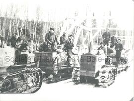 Hommes et tracteurs sur la route de Chibougamau