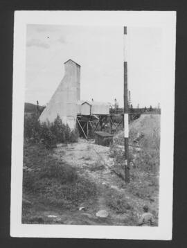 Chevalement de la mine Cedar Bay, vers 1956.