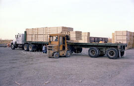 Camion de bois à l’extérieur de l’usine Domtar à Lebel-sur-Quévillon