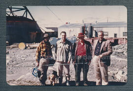Joseph  «Joe Chibougamau » Mann (à gauche) et Nelson Bidgood à la mine Jaculet (à droite). H.M An...