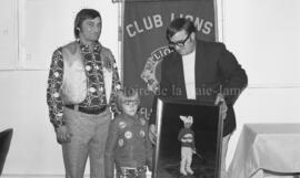 Deux hommes avec le gagnant d’un poster à Lebel-sur-Quévillon