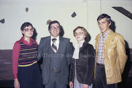 Groupe de personnes au début de la construction du chalet de ski à Lebel-sur-Quévillon.