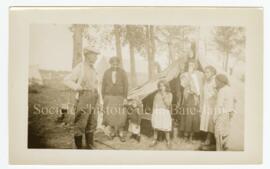 Le frère Laflamme O.M.I. et une famille crie.