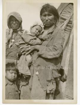 Deux femmes et deux enfants Cris