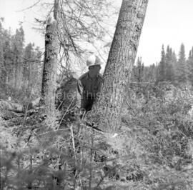 Un homme travaillant sur l’aménagement du sentier écologique