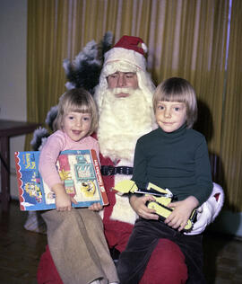 Enfants de Jacques Pelletier avec le Père-Noël à Lebel-sur-Quévillon