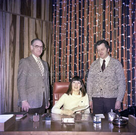 Marie-Josée Longchamps accompagnée de deux hommes, à Lebel-sur-Quévillon