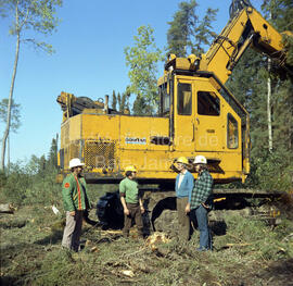 Machinerie de Domtar en forêt à Lebel-sur-Quévillon