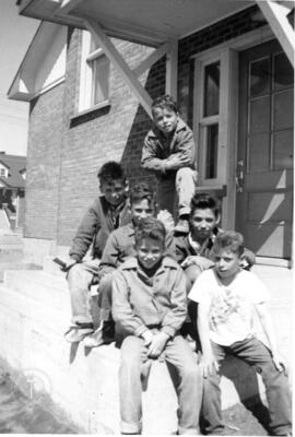 Jeunes sur la galerie arrière de la petite école de quatre(4) classes.