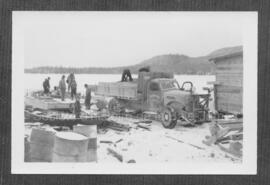 Débarcadère de la Mine Obalski en novembre 1951. Transfert du bois pour la construction de la min...