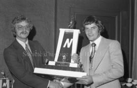 Deux hommes avec un trophée au banquet de clôture de la saison de la ligue Nordair