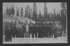Photo de groupe prise au campement de la mine Adnor où figurent Joyce et Bert Oakley en 1952.