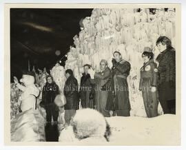 Le maire De Billy parlant devant le palace de glace accompagné de trois femmes et trois hommes [i...