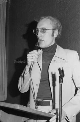 Un homme au banquet de clôture de la saison de la ligue Nordair