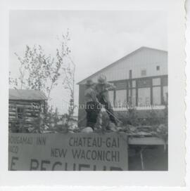 Parade de la St-Jean-Baptiste devant l'école Saint-Marcel de Chibougamau