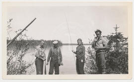 Thérèse Bernier et les membres d'une expédition d'arpentage de J.B. Gaudreau à la pêche
