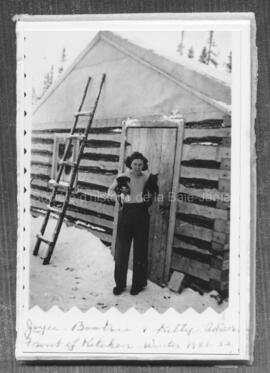 Joyce Oakley et ses chiens devant la cuisine de la mine Adnor, hiver 1951-1952.