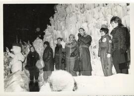 Cérémonie nocturne : dignitaires et membres du comité du rallye, devant le château de glace