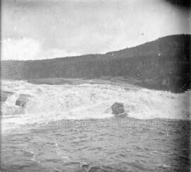 La chute de la Chaudière sur la rivière Ashuapmushuan, à partir du bas