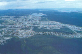 Vue aérienne de la ville de Chibougamau, prise à l’automne 1991