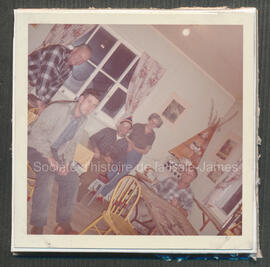 Photo de groupe prise à l’intérieur de la maison de Nelson et Nina Bidgood. De gauche à droite : ...