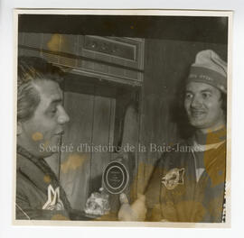Un homme [inconnu] donnant un trophée à Laurent Levasseur, président du Rallye.