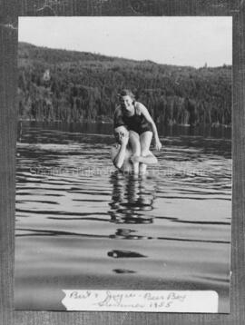 Bert et Joyce Oakley à Bear Bay au lac Chibougamau en 1955.