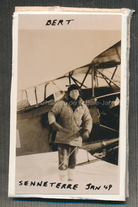 Bert Oakley devant un avion Foxmoth de la compagnie A. Fecteau Transport Aérien  à Senneterre en ...