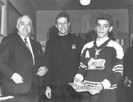 Yvon Gauthier, le frère Clément Larose et un membre de l’équipe de hockey.