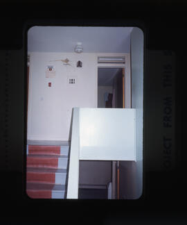 Chibougamau 1ère rue. Pension Bouchard escalier et chambre de Laplante et Vallières