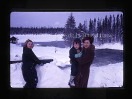 Femme et enfants au rapide du Rainbow Lodge