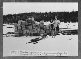 Joyce Oakley et boîtes de nourritures pour campement au lac David en 1953.