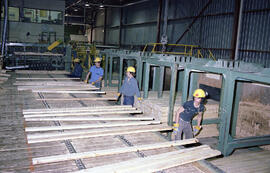 Travailleurs à l’intérieur de l’usine Domtar à Lebel-sur-Quévillon