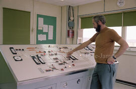 Travailleur à la salle de contrôle à l’intérieur de l’usine Domtar à Lebel-sur-Quévillon