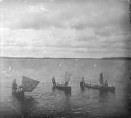 Canots munis de voiles, sur un lac