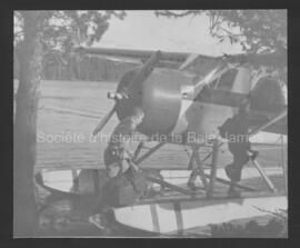 Bert Filion et un avion Beaver de la Mine Merrill Island.