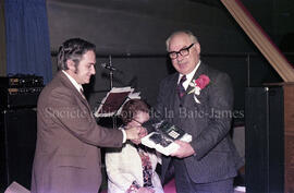 M. et Mme Poirier recevant un présent à l’occasion de leur départ de Lebel-sur-Quévillon