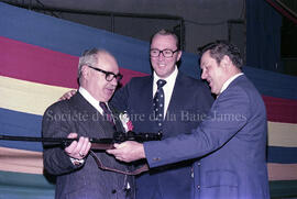 M. Poirier recevant un présent à l’occasion de son départ de Lebel-sur-Quévillon