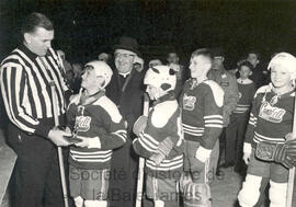 Maurice Richard, invité d’honneur du Festival du hockey mineur de Chibougamau, et des joueurs de hockey