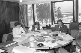 Groupe de personnes autour d’une table ronde aux finales des Jeux du Québec à Chapais