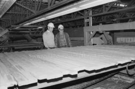 Des travailleurs de la compagnie des Produits forestiers Saucier à Lebel-sur-Quévillon