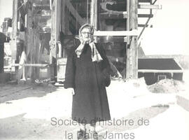 Madame Antoine Dubuc devant le puits de la mine Campbell