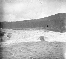 La chute de la Chaudière sur la rivière Ashuapmushuan, à partir du bas