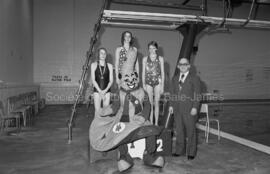 Podium des nageuses avec la mascotte aux finales des Jeux du Québec à Chapais