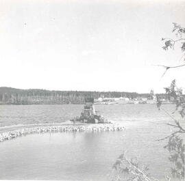 Camion et tracteur de H. J. O'Connell sur la route qui mène à la mine Copper Rand.