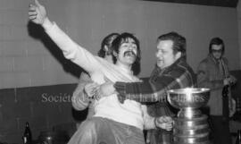 Joueurs de Hockey fêtant leur victoire à la taverne de Lebel-sur-Quévillon