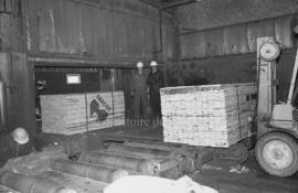 Des travailleurs de la compagnie des Produits forestiers Saucier à Lebel-sur-Quévillon